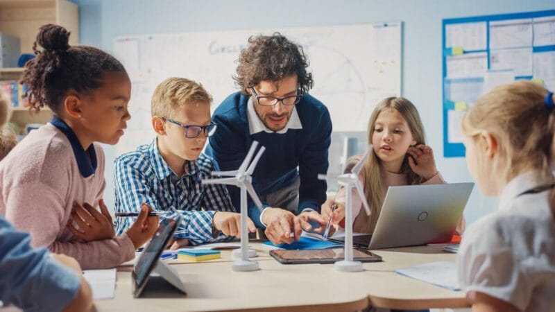 L’educazione allo sviluppo sostenibile comprende anche temi legati all’economia e alla società